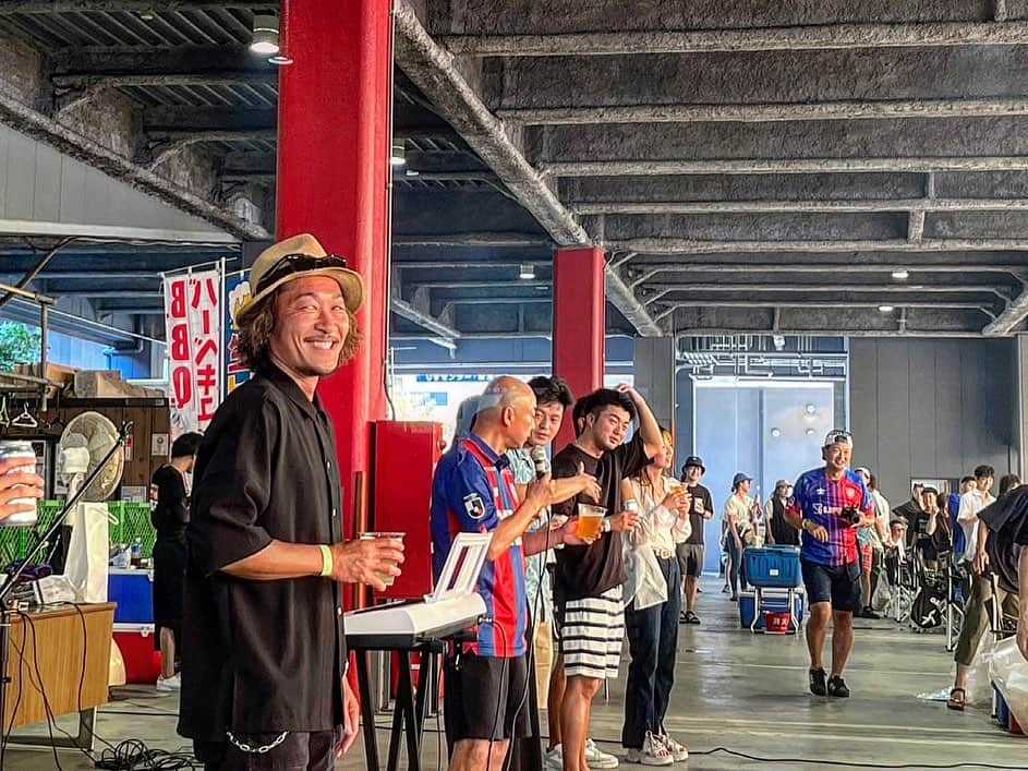 石川直宏さんのインスタグラム写真 - (石川直宏Instagram)「『大矢運送BBQ大会』  日頃からお世話になっているFC東京クラブスポンサーの 大矢運送さんのBBQ大会に、クラブスタッフメンバーと共に参加させていただきました🤝  挨拶の無茶振りには焦りましたが😂  スケールもおもてなしも大矢さんらしさ全開👏   ホームゲームを毎試合ご夫婦で観戦されていて、試合後選手たちがロッカーに引き上げる姿を、どんな時でも最後まで見届けてから帰宅されます🙌  アウェイでもご夫婦でゴール裏で声を枯らし飛び跳ねて一緒に戦ってくれている姿が、度々DAZNで映るという😆🔥  新潟戦・大矢運送Dayでの勝利、試合後のご夫婦でのシャーには痺れました✊💙❤️🔥  ご家族も皆さん素敵で、写真で見ての通り✨長男と三男が居ないけど 笑  大矢運送の皆さん 心温まるおもてなしをありがとうございました🔵🔴🙌  #大矢運送 #HumanOhya #BBQ大会 #FC東京ファミリー #fctokyo #FC東京 #Tokyo #東京 #東京が熱狂 #fctokyoclubcommunicator  #FC東京クラブコミュニケーター #NaohiroIshikawa #石川直宏」8月1日 0時31分 - sgss.18