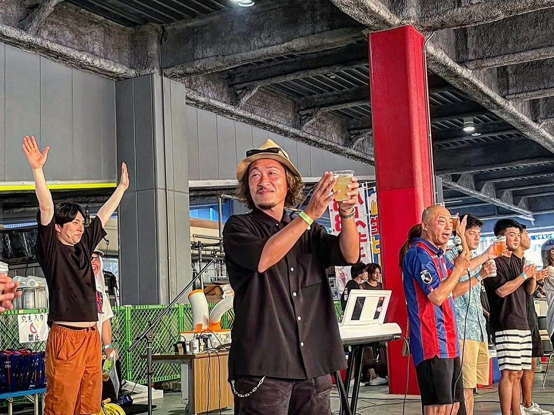 石川直宏さんのインスタグラム写真 - (石川直宏Instagram)「『大矢運送BBQ大会』  日頃からお世話になっているFC東京クラブスポンサーの 大矢運送さんのBBQ大会に、クラブスタッフメンバーと共に参加させていただきました🤝  挨拶の無茶振りには焦りましたが😂  スケールもおもてなしも大矢さんらしさ全開👏   ホームゲームを毎試合ご夫婦で観戦されていて、試合後選手たちがロッカーに引き上げる姿を、どんな時でも最後まで見届けてから帰宅されます🙌  アウェイでもご夫婦でゴール裏で声を枯らし飛び跳ねて一緒に戦ってくれている姿が、度々DAZNで映るという😆🔥  新潟戦・大矢運送Dayでの勝利、試合後のご夫婦でのシャーには痺れました✊💙❤️🔥  ご家族も皆さん素敵で、写真で見ての通り✨長男と三男が居ないけど 笑  大矢運送の皆さん 心温まるおもてなしをありがとうございました🔵🔴🙌  #大矢運送 #HumanOhya #BBQ大会 #FC東京ファミリー #fctokyo #FC東京 #Tokyo #東京 #東京が熱狂 #fctokyoclubcommunicator  #FC東京クラブコミュニケーター #NaohiroIshikawa #石川直宏」8月1日 0時31分 - sgss.18