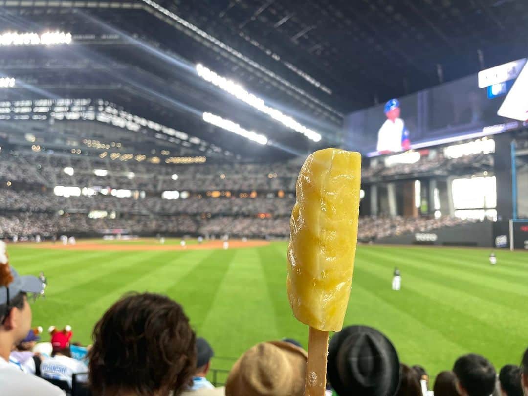 のインスタグラム：「7/30にエスコンにvsオリックスの試合を観に行って来ました⭐️  エスコンフィールドでのひとり観戦は初めてだったけど、周りひとり観戦多くてもはやひとりじゃない気持ちだった😊 そうだ、ファイターズファンはみんな仲間だ🤝 これからは札幌ドームの時のように堂々とひとり観戦に行こうと思います♫ ひさびさ応援席も行きたい！みんなでハイタッチしたいー！  冷やしパインがさっぱりしてて美味しかった〜🍍  この日は負けてしまいましたが、楽しませていただきました♫  #北海道日本ハムファイターズ #はむほーしたい  #ひとり野球観戦  #エスコンフィールド北海道  #lovefighters」