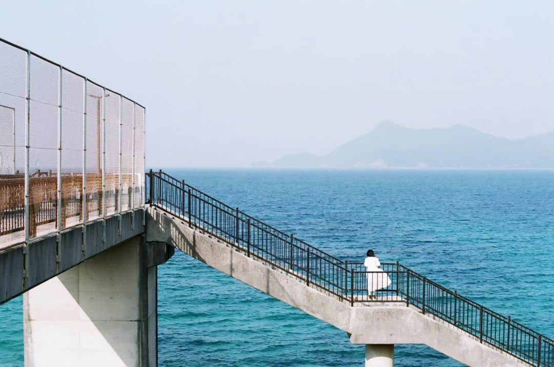 岩倉しおりさんのインスタグラム写真 - (岩倉しおりInstagram)「青い海の旅。⁡ ⁡⁡ ⁡山口県長門市の海は本当にきれいでまた行ってみたい場所のひとつ。」8月1日 0時39分 - iwakurashiori