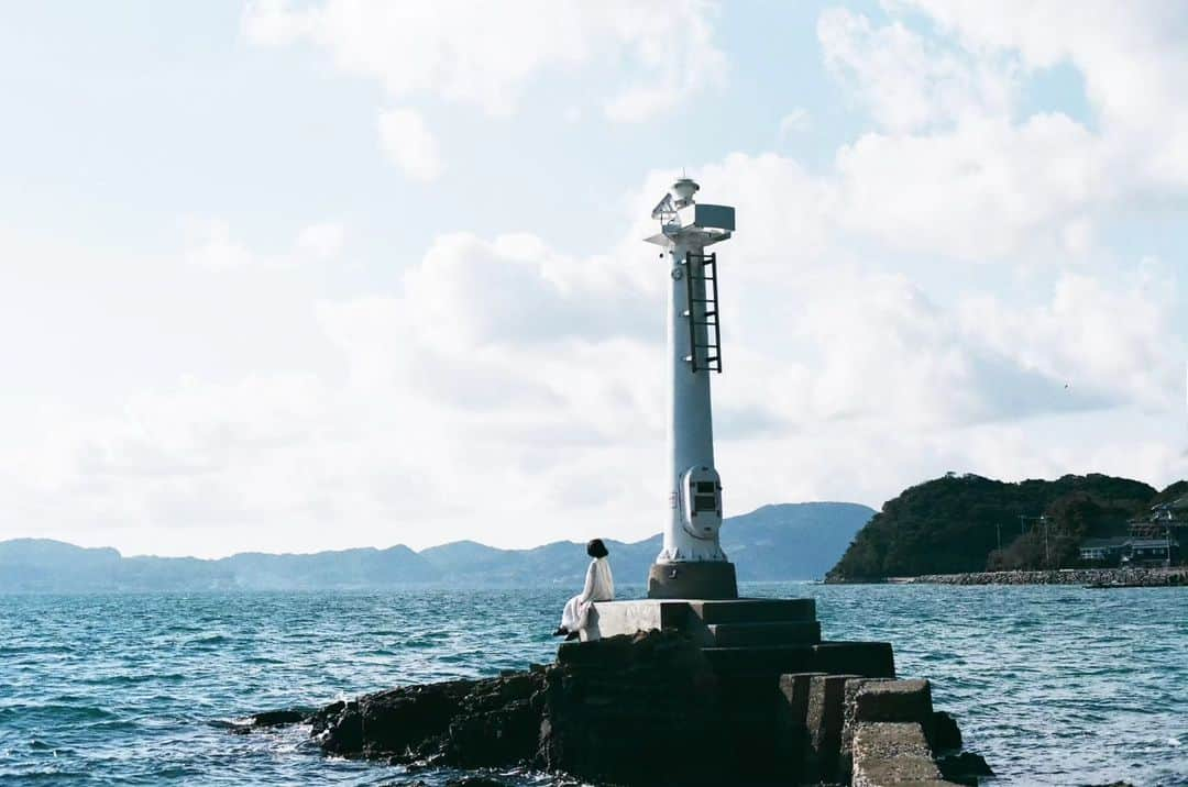 岩倉しおりさんのインスタグラム写真 - (岩倉しおりInstagram)「青い海の旅。⁡ ⁡⁡ ⁡山口県長門市の海は本当にきれいでまた行ってみたい場所のひとつ。」8月1日 0時39分 - iwakurashiori