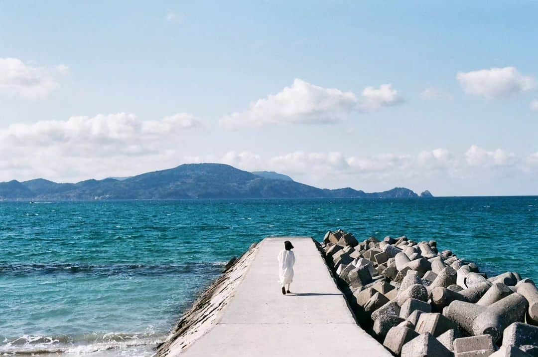 岩倉しおりさんのインスタグラム写真 - (岩倉しおりInstagram)「青い海の旅。⁡ ⁡⁡ ⁡山口県長門市の海は本当にきれいでまた行ってみたい場所のひとつ。」8月1日 0時39分 - iwakurashiori