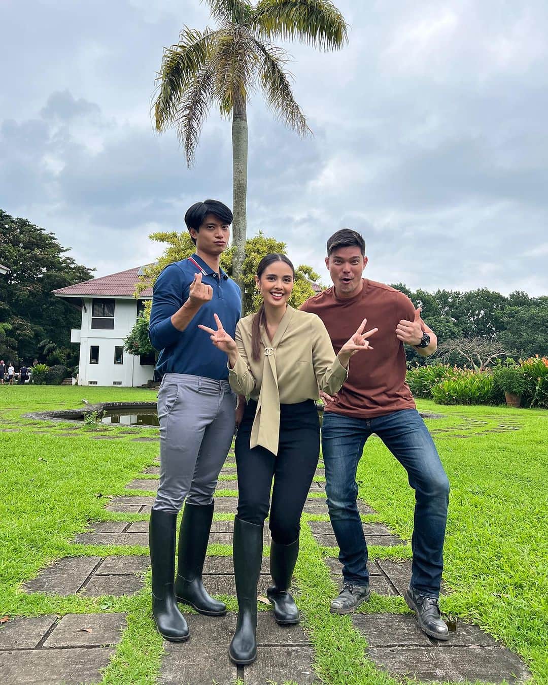 のインスタグラム：「Another fun taping day on the set of #RoyalBlood 😆 high blood sa galit ang characters namin ni Fofo @mikaeldaez but behind the scenes, high blood na dahil sa pagkain hahahahah 😅 we also celebrated early for Napoy's birthday on the set - salamat sa pa lechon for everyone @dongdantes !!  What do you guys think about our characters so far? I'm genuinely loving the dynamic that our characters have (Napoy, Diana and Kristoff)! I'm excited to see the journey our amazing writers will take us on. 🔪🩸」