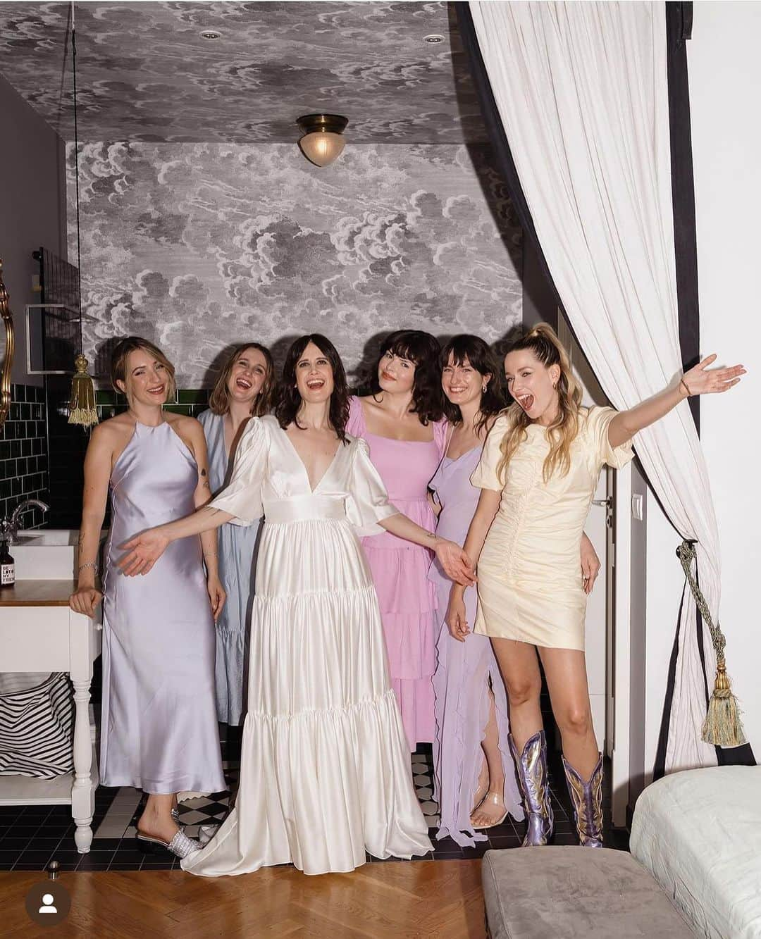 カイトアンドバタフライのインスタグラム：「@juliaknoernschild looking sensational in our bohemian silk dress🍃YOU ARE MY SUNSHINE🍃  Visit @goldelsebridal for kite and butterfly!! Enjoy your summer @juliaknoernschild & her beautiful & fun #bridesmaids   #summerbride #silkdresses #weddingday #bride #bohowedding #australiandesigners #letsgetmarried #dresses #berlin #weddingdress #shoplocal」