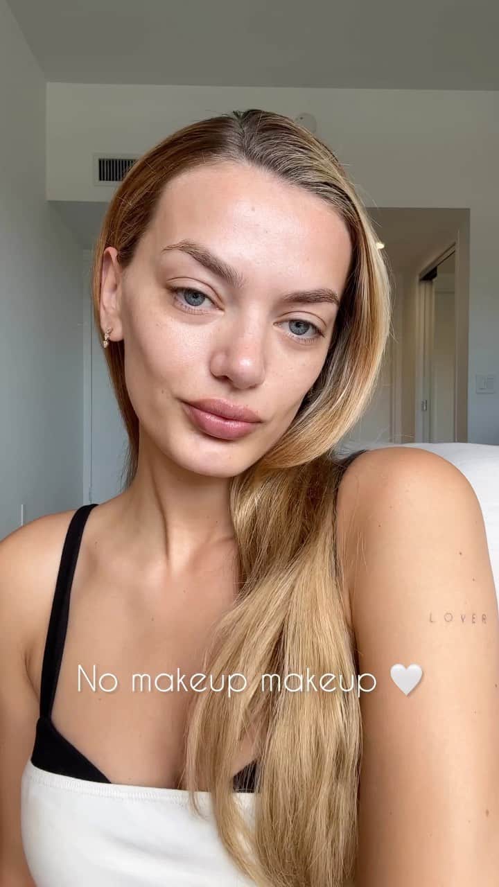 ブレッヒェ・ハイネンのインスタグラム：「Product breakdown  @anastasiabeverlyhills brow pen color taupe  @hourglasscosmetics airbrush concealer color cedar  @charlottetilbury foundation brush  @rhode peptide serum  @luxe setting powder brush  @nudestix nudies matte color sunkissed cool  @merit tapered blending brush」