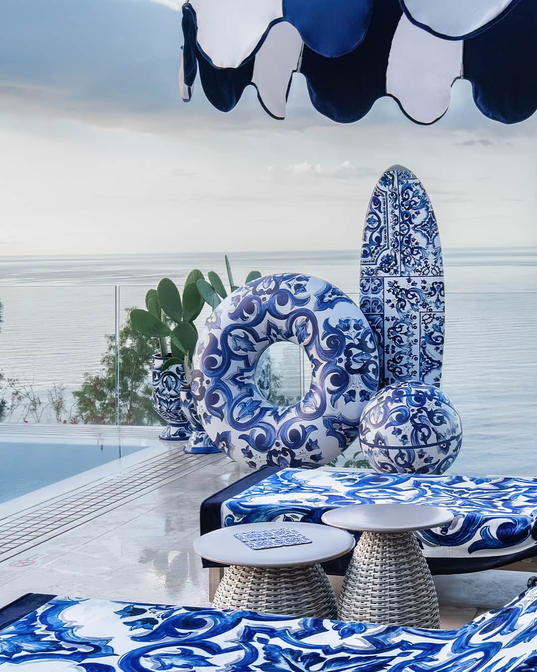 のインスタグラム：「This summer, experience the essence of #DGBluMediterraneo in the tranquil ambience of the San Domenico Palace, Taormina, A Four Seasons Hotel. The epitome of luxury and sophistication in an enchanting haven, where shades of pure white and vivid blue echo the captivating allure of the sea in perfect harmony.    #DolceGabbana @fstaormina」