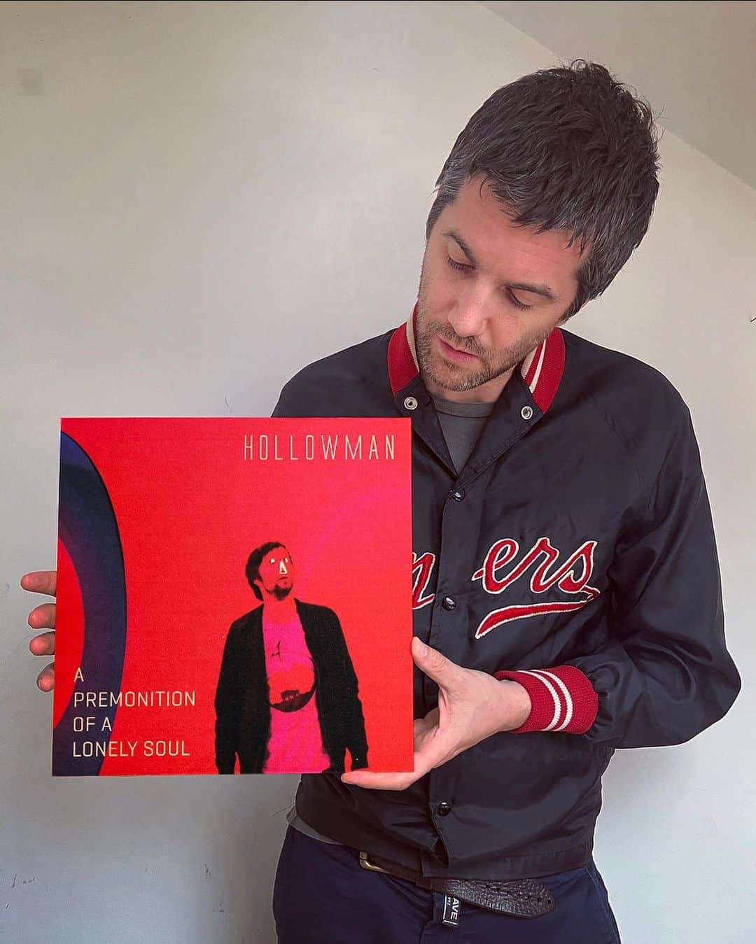 のインスタグラム：「Huge thanks for all the love and support on this - means a lot x  ‘The song is like when you cry but it feels kind of good. Woeful and oddly euphoric’ - wins best comment. . ‘A Premonition Of A Lonely Soul’ - OUT NOW everywhere (and at the link in my bio)   Follow @hollowmanmusic   LOVE   Jim x. . . Produced by @toydrum Mixed by @chrissteffen Artwork by @ruffmercy Label @smallmatterrecords」
