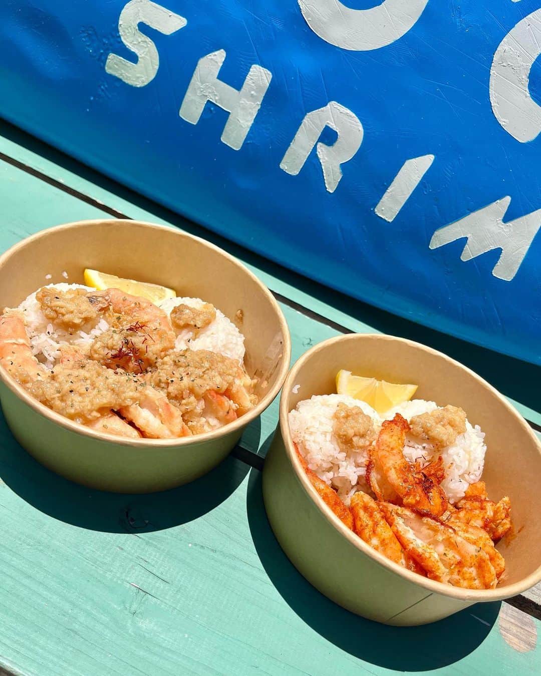 YOUKORINさんのインスタグラム写真 - (YOUKORINInstagram)「絶景ポイントにある ガーリックシュリンプ🦐屋さん🤍 @coco_shrimp2022   浜比嘉島にあるココシュリンプは ブランコもあってイートインでも 映えるし、テイクアウトして 海辺で食べるのも良き🙆‍♀️💕  ココシュリンプとココスパイシー味があって どっちも美味しかった🥰 沖縄来たら絶対食べたくなる、 ガーリックシュリンプ🦐  暑い夏もガーリックで 食欲増しすぎる🤣✨  オーガニックのココナッツオイル で揚げているので、 ヘルシーなのも嬉しい🥺💕  📍 〒904-2316 沖縄県うるま市勝連比嘉９４  PR @coco_shrimp2022 #ガーリックシュリンプ #ガーリックシュリンプ専門店 #浜比嘉 #浜比嘉島 #うるま市 #うるま #うるま市グルメ #うるまグルメ #海中道路#沖縄#沖縄グルメ#沖縄観光」8月1日 0時52分 - xxy0uc0riinxx