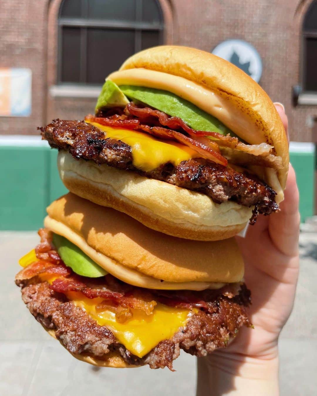 SHAKE SHACKさんのインスタグラム写真 - (SHAKE SHACKInstagram)「One thing our burgers + chicken have in common? They’re even better with avocado. 🥑   📸 2: foodjunkiesnyc」8月1日 0時53分 - shakeshack