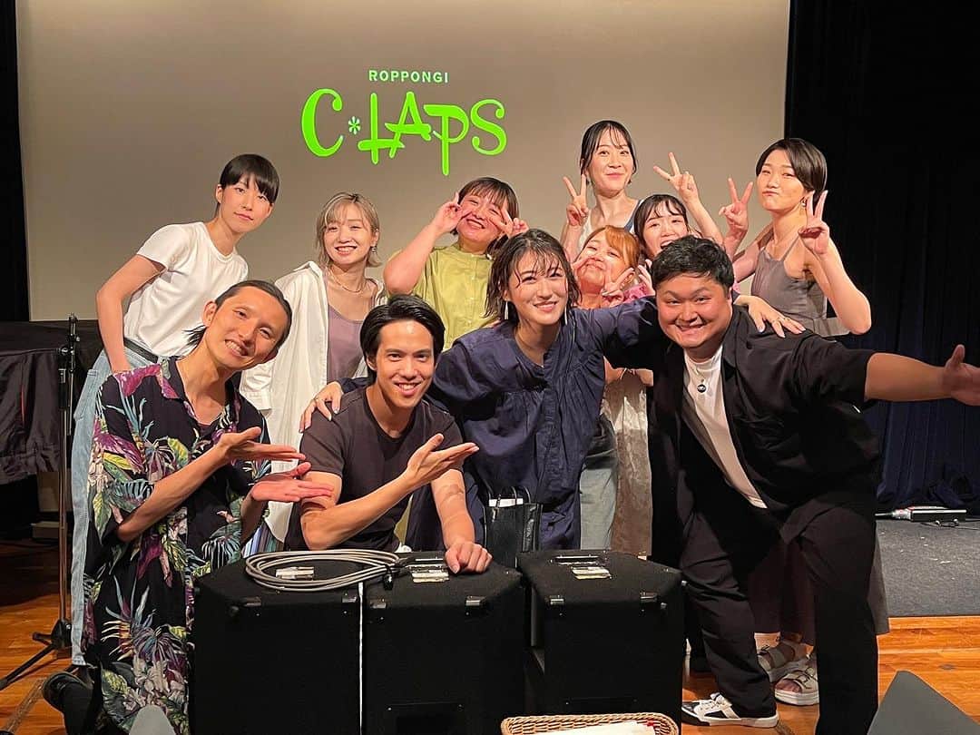 松原凜子のインスタグラム：「⭐︎ ⁡ 7/30無事終演致しました。ありがとうございました…！ 「松原凜子 ソロライブ～凜と夏の日～」 ⁡ これからは、夏が来るたびに昨日のライブを思い出して、爽やかで心地よくて温かさで胸が満たされる気持ちで過ごすことが出来そうです。 忘れられない時間となりました。 ⁡ 会場にお集まり下さった皆様、本当に沢山の愛をありがとうございました。 ⁡ 今回のライブは、涼やかな夏、熱い夏を音楽を通して楽しんで頂きたい気持ちと、生きていて欲しいという気持ちを込めて構成しました。 ⁡ 生きることはとても難しいことです。がむしゃらに頑張れば無理が祟って休まざるを得なくなって、楽なことばかりやっていると現実から逃げているような惨めな気持ちになったり。 皆と違えば変わり者扱いされて、皆に合わせれば中身が無いと言われたり。 周りの人たちは全員立派に見えて、自分は何者でもないように思えて落ち込んで、かと言って優越感を感じることがあった時は自分の浅ましさに落ち込んだり… なんて難しいバランスのもと私たちは生きているんだろうと思います。 そんな、迷い悩む素直でかわいい私たちだからこそ、人の痛みが分かったり優しさに気が付けたり、愛を伝えることが出来るはず…と思います。 ⁡ ⁡ 「凜と夏の日」では、とびっきり素直な私で居たいと思っていました。 かっこ悪くてダサくて泣き虫で詰めが甘くて、人懐っこくて頑固で迷惑ばかり掛けていますが、バンドさんもコーラス隊もPAPIPOもスタッフもみんな素直で温かい気持ちを返してくれました。 ⁡ お客様も素直な反応を返して下さり、会場全体が温かい気持ちで包まれていると感じました。 あの空間の中で歌う歌は、いつもより何倍も心に沁みてしまってちょっと大変な時もありましたが(笑) 堪らなく幸せな時間となりました。 ⁡ 皆さんにとっても幸せで心を解放出来た時間であったことを祈ります🤲 ⁡ 「癒された」「勇気をもらった」「楽しかった」など嬉しいメッセージも沢山ありがとうございました。励みになります☺️ 100曲以上集まったリクエスト曲も嬉しい驚きでした。ありがとうございました…！ライブでお応え出来なかったものは、今後YouTubeにて発信させて頂きたいと思います。 ⁡ 写真のメンバーを載せておきます♪ 大好きだ！ また詳しく書くね！！ ⁡ Vo.松原凜子 Pf.松村湧太 Vc.こみてつ Per.ジェット宮田  ⁡ Chor  岩波椋夏 山本沙羅 朝比奈桃子 ⁡ guest 佐藤玖美 Hiyoko Takai  ⁡ Chor under、staff 花音 staff 佐藤公保」