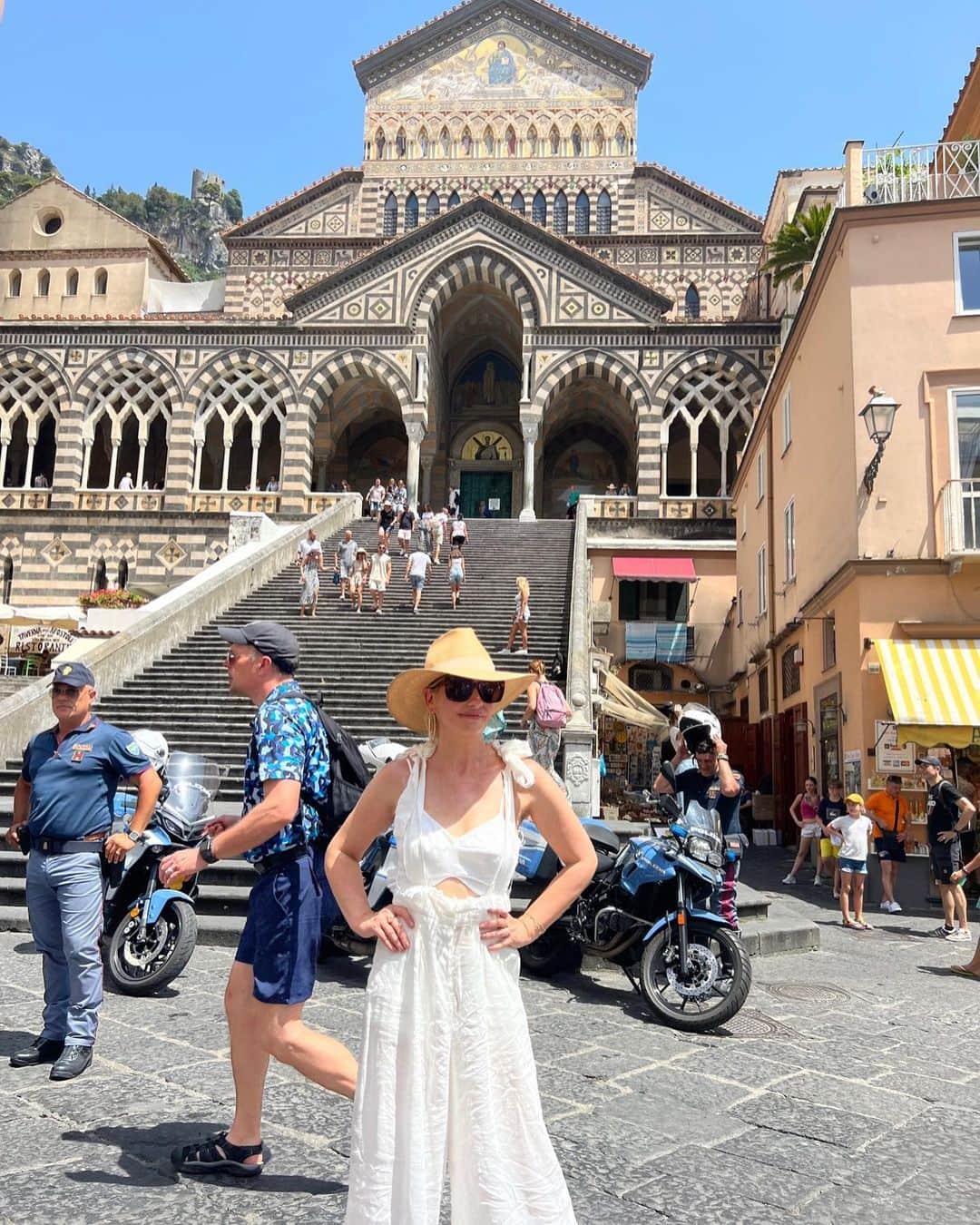 サラ・ミシェル・ゲラーさんのインスタグラム写真 - (サラ・ミシェル・ゲラーInstagram)「A day in #Ravello and #Amalfi. (With the greatest tour guide Roberta from @tourguidenaples ) Also how did I just learn about a #lemonspritz」8月1日 1時07分 - sarahmgellar