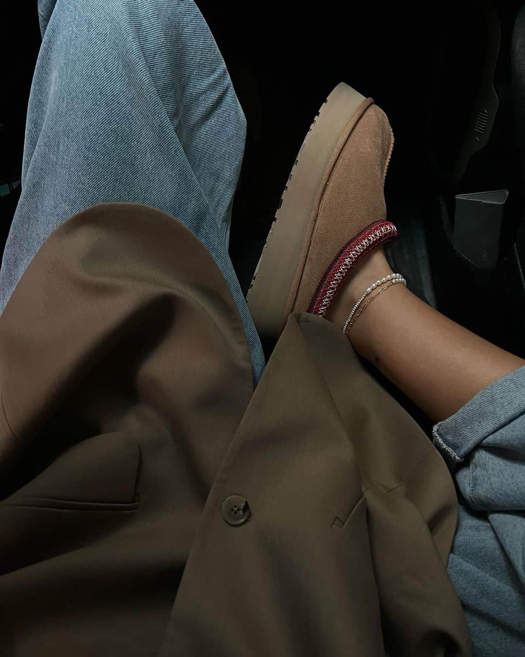 アグのインスタグラム：「Mondays are for more pics of the Tazz.  📸: @leka.mikadze  #UGG #FeelsLikeUGG #Restock #UGGTazz」