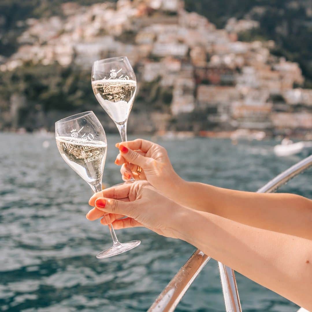 Mionetto USAさんのインスタグラム写真 - (Mionetto USAInstagram)「Amici! We are still summering like an Italian and we hope you are too! Grab a bottle of Mionetto Prosecco and toast to a never ending summer! 🍾  Allora, have you entered our grand prize Trip to Italy for Two? 🧡  #MionettoProsecco #PopTheProsecco #Italy #VisitItaly  Mionetto Prosecco material is intended for individuals of legal drinking age. Share Mionetto content responsibly with those who are 21+ in your respective country. Enjoy Mionetto Prosecco Responsibly.」8月1日 1時04分 - mionettoproseccousa