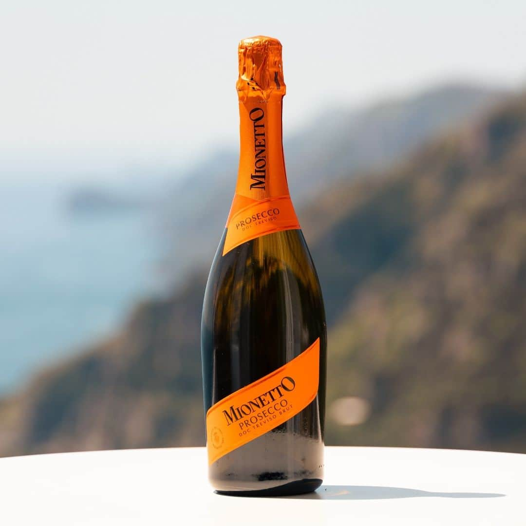 Mionetto USAのインスタグラム：「Amici! We are still summering like an Italian and we hope you are too! Grab a bottle of Mionetto Prosecco and toast to a never ending summer! 🍾  Allora, have you entered our grand prize Trip to Italy for Two? 🧡  #MionettoProsecco #PopTheProsecco #Italy #VisitItaly  Mionetto Prosecco material is intended for individuals of legal drinking age. Share Mionetto content responsibly with those who are 21+ in your respective country. Enjoy Mionetto Prosecco Responsibly.」