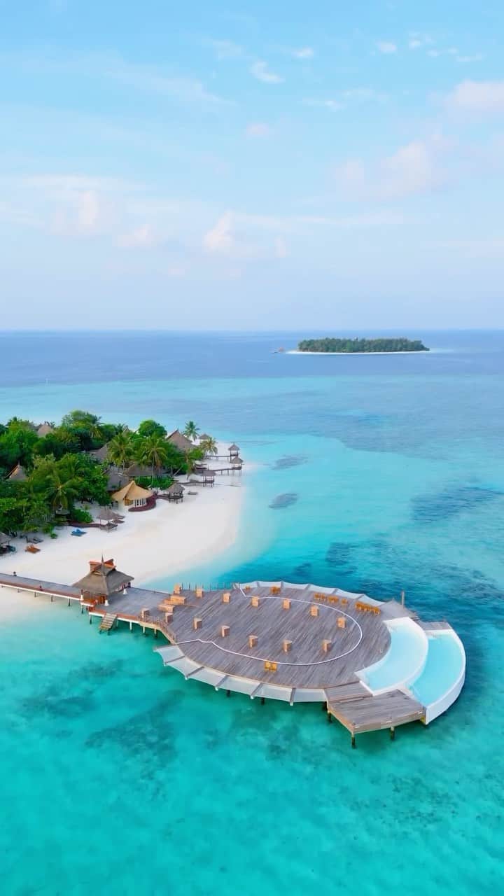 BEAUTIFUL HOTELSのインスタグラム：「@uniquepassports found paradise at Banyan Tree Vabbinfaru in the Maldives! 🌊  Be mesmerized by Banyan Tree Vabbinfaru’s all-natural beauty nestled at the heart of North Male’ Atoll, just a 20-minutes speedboat ride away from Velana International Airport. This luxury barefoot retreat offers all-pool villas, vibrant underwater adventures, and heartwarming culinary experiences that will leave you in awe. 🍽️  Who’s ready to bask in the ultimate tropical bliss? 😍  📽 @uniquepassports 📍 @banyantree.vabbinfaru, North Malé Atoll, Maldives 🎶 ianasher - sweet but psycho x midnight city」