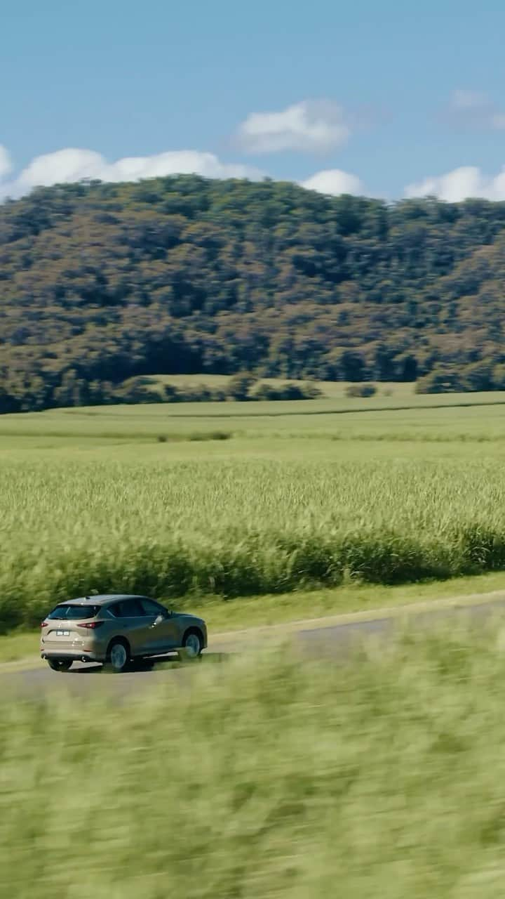 MAZDA Canadaのインスタグラム：「Les New-Yorkais Alan et Susan Carle, maintenant installés dans le nord de l’Australie, sont les propriétaires du jardin ethnobotanique @thebotanicalark, qui met l’accent sur l’importance de la préservation des espèces. Cliquez sur le lien #MazdaMonde dans la bio pour regarder la vidéo dans son intégralité. #MazdaCanada」