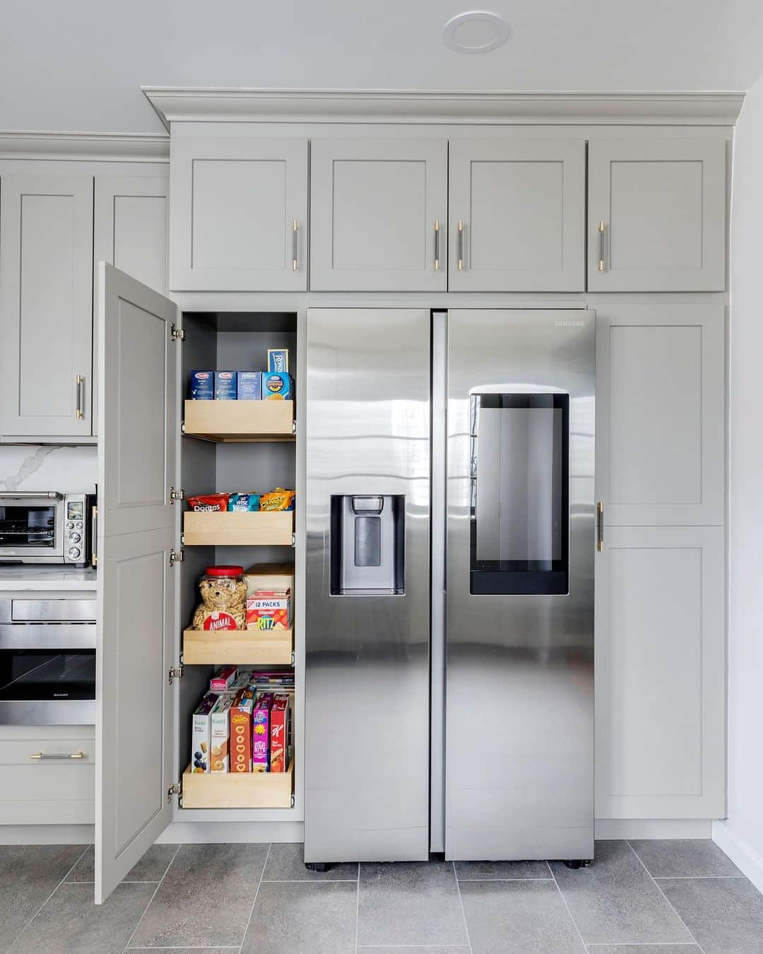 Sweeten Homeさんのインスタグラム写真 - (Sweeten HomeInstagram)「Floor to ceiling cabinets FTW 🙌🏽🙌🏾⁠🙌🏻 They provide plenty of extra storage and make a space look bigger by drawing the eye all the way to the ceiling 👀 ⁠ Check out this kitchen & bathroom renovation in Rosedale, Queens at the link in our bio!   Renovated with Sweeten ✨」8月1日 1時16分 - sweeten_home