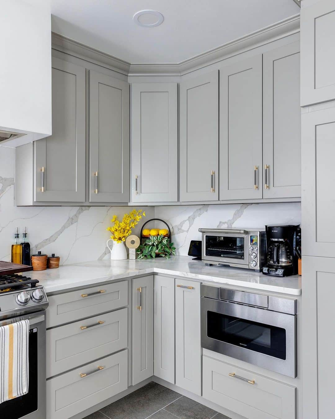 Sweeten Homeのインスタグラム：「Floor to ceiling cabinets FTW 🙌🏽🙌🏾⁠🙌🏻 They provide plenty of extra storage and make a space look bigger by drawing the eye all the way to the ceiling 👀 ⁠ Check out this kitchen & bathroom renovation in Rosedale, Queens at the link in our bio!   Renovated with Sweeten ✨」