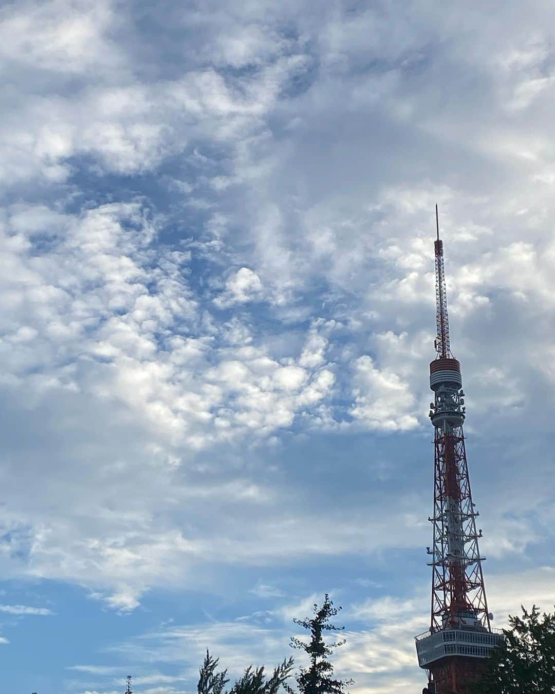 寺川奈津美さんのインスタグラム写真 - (寺川奈津美Instagram)「一部、秋っぽい雲。 こんなに秋を切望する夏になるとは…  1日(火)の関東は雲多く、猛暑からは解放されるところが多い予想🥹 (湿度は高め！) (雷雨⚡️に⚠️！)  でもまたすぐ猛暑は戻ってきそう…  引き続き熱中症対策を！  #熱中症予防 #声かけ隊 #隊長 #ひと涼みスポット hitosuzumi-spot.jp」8月1日 1時26分 - natumikannnn