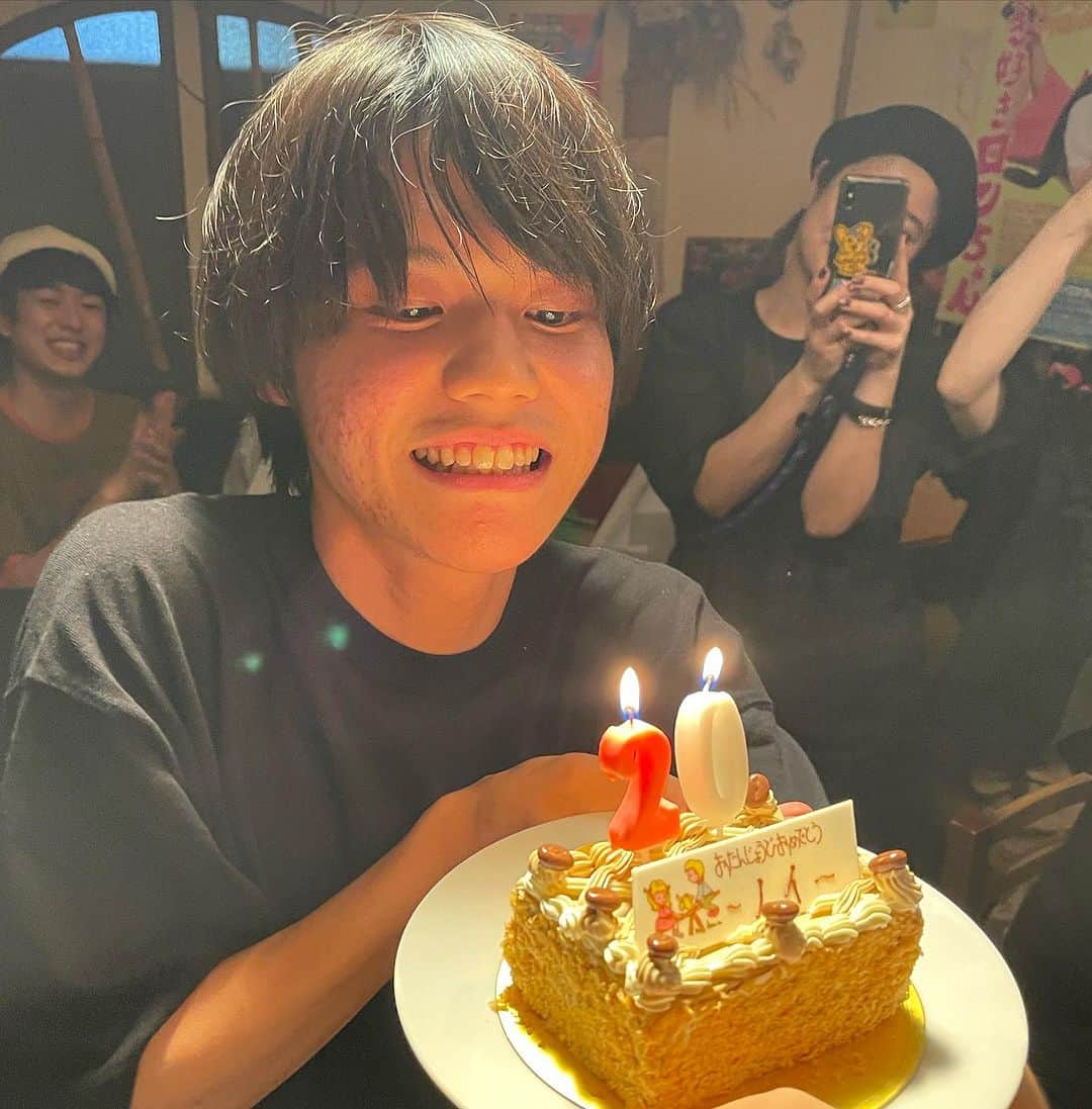 松田岳二さんのインスタグラム写真 - (松田岳二Instagram)「20!!! おめでとちゃん  ジャスミンハイ薄めで乾杯したよ  なんていうか、、、元気でいてくれただけで嬉しい。ありがとう。」8月1日 1時19分 - cbsmgrfc