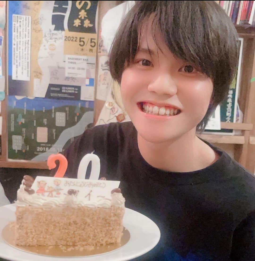 松田岳二のインスタグラム：「20!!! おめでとちゃん  ジャスミンハイ薄めで乾杯したよ  なんていうか、、、元気でいてくれただけで嬉しい。ありがとう。」