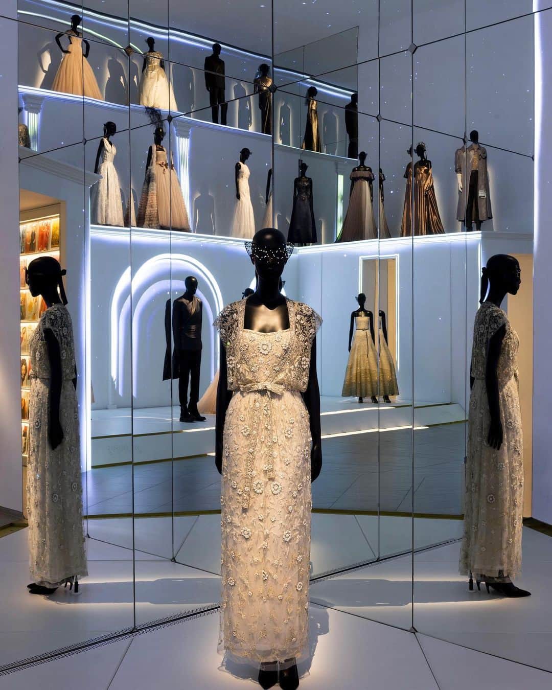 クリスチャンディオールさんのインスタグラム写真 - (クリスチャンディオールInstagram)「Our La Galerie Dior tour wraps with a view of one of the exhibition space’s most spectacular rooms: Le Bal Dior, dedicated to men’s and women’s evening wear creations by Monsieur Dior and his successors, from John Galliano to @MariaGraziaChiuri, with a gallery of dapper tuxedos and breathtaking ball gowns.  © @Raphael_Dautigny」8月3日 1時00分 - dior