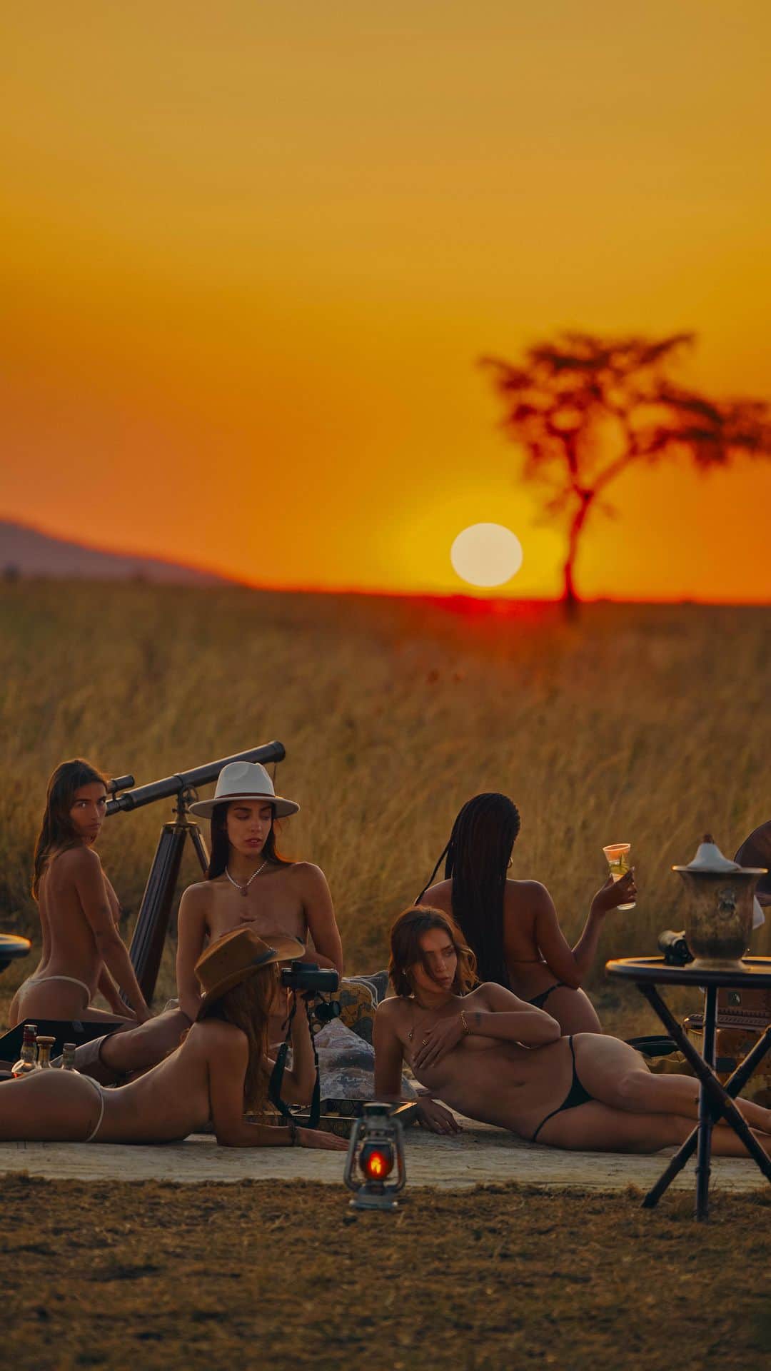 レイチェル・クックのインスタグラム：「What a beautiful sunset during our safari for  @beyondthepinesmagazine   Behind the scenes of our vol 3 shoot in partnership w/ @onenaturehotels   To see more, we’re dropping an exclusive preview this Wednesday 6pm PST www.beyondthepines.com  Shot in #africa」