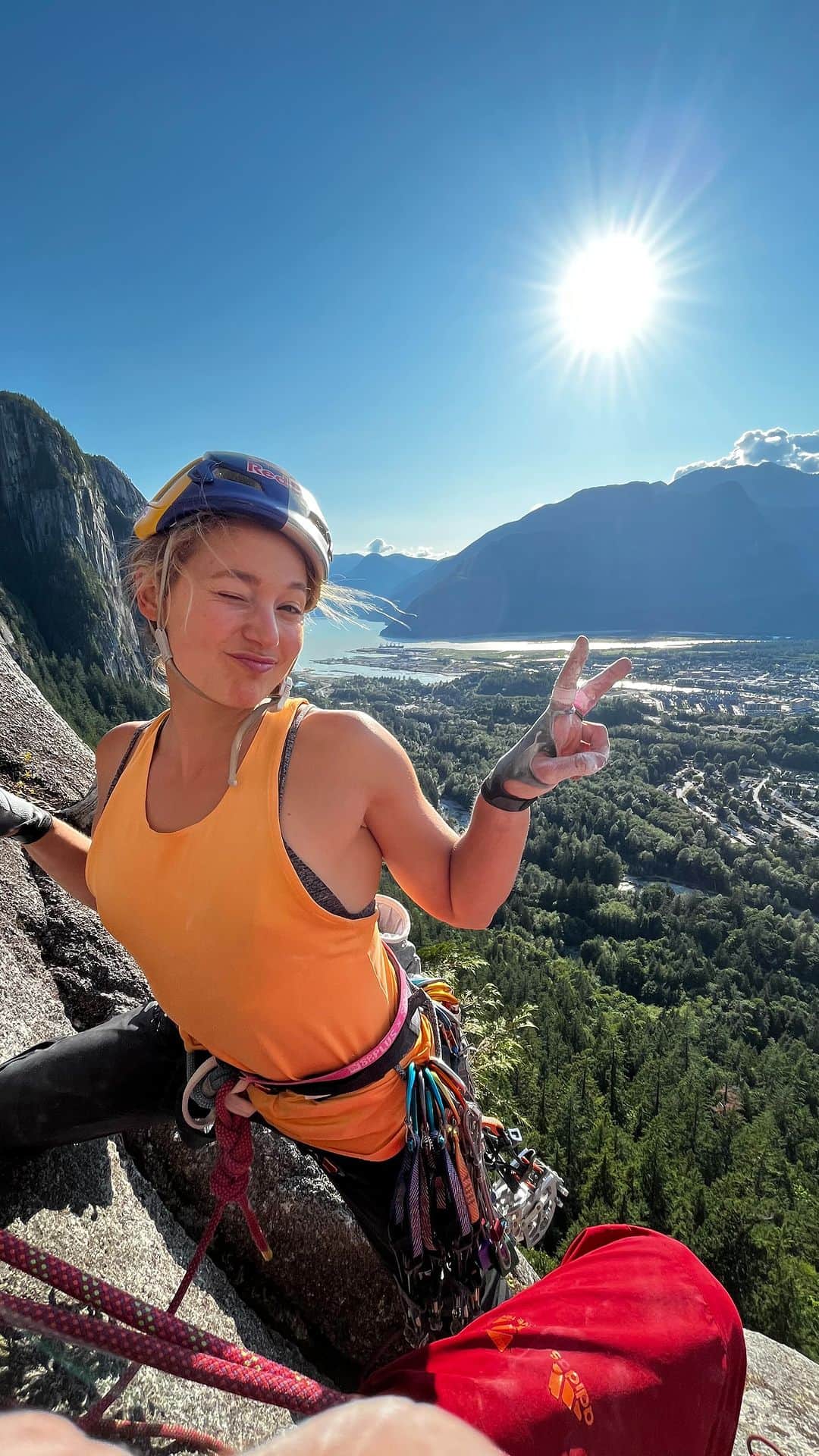サッシャ・ディギーリアンのインスタグラム：「Add Squamish to the summer bucket list if it’s not there already 🧗‍♀️ with @benrueck 💫  #climbing #squamish @sendbars」