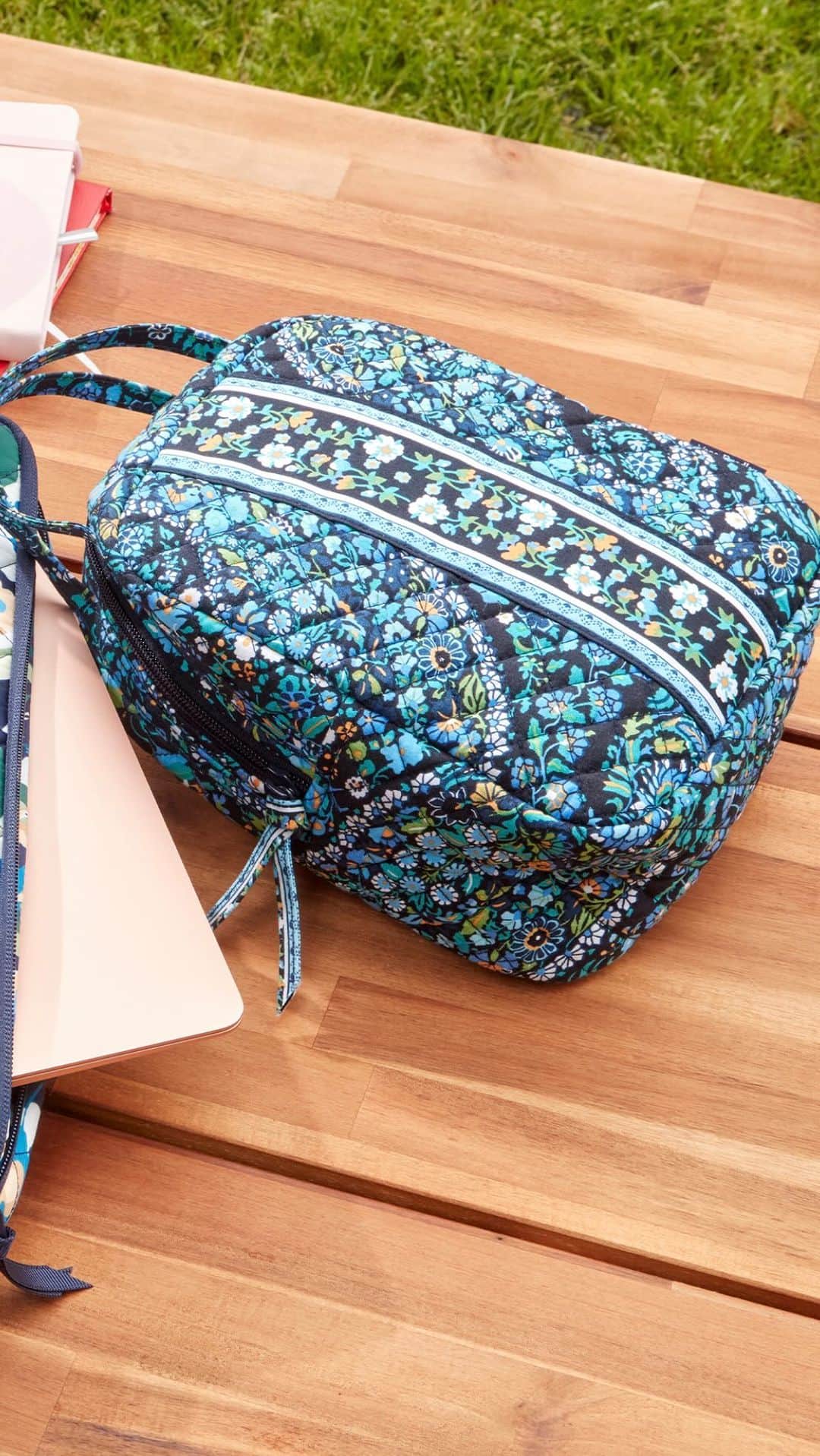 ヴェラブラッドリーのインスタグラム：「We’d give this Lunch Bunch an A+ for cuteness if we were its teacher. Just sayin’. 👩🏫🍎  #backtoschoolinspo #quiltedcotton #bts #floral #VeraBradley #blue」