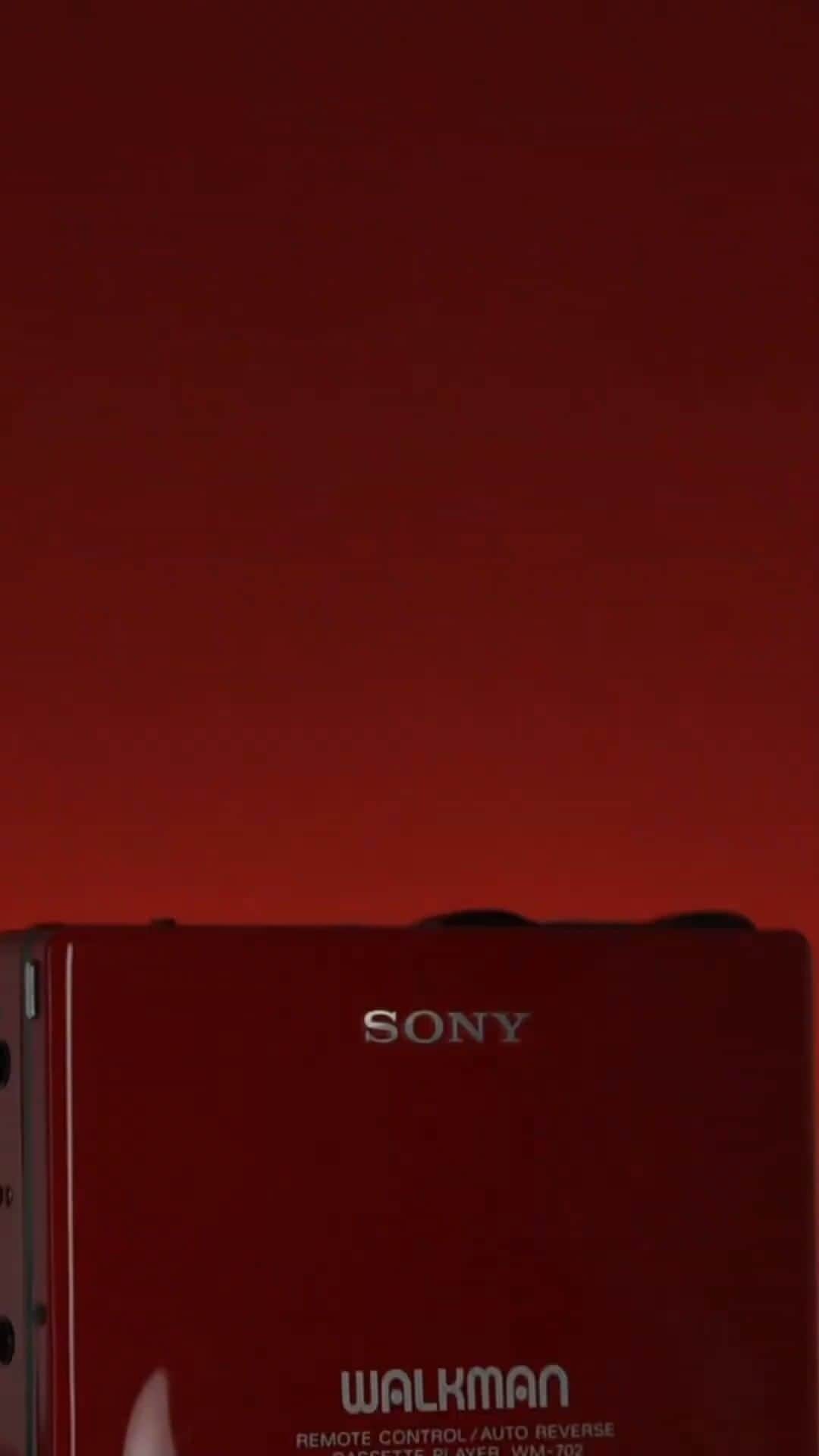 のインスタグラム：「@thewalkmangallery is painting the town red with the Walkman 702. Want a chance to be featured? Tag us! #SonyCommunity #SonyWalkman」