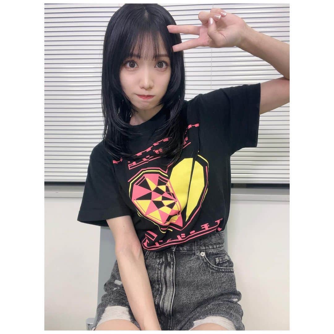 社本悠のインスタグラム：「⁡ ⁡ - - - - - - - - - - - - - - - - - - - - -♡˖° ⁡ 実はひっそりイメチェンしてました🤍✂️ ⁡ あこがれのレイヤーカットに挑戦…✨ ⁡ 長さは変わってないんですけどレイヤーを細かくいれてもらって動きが出るようになってだいぶ軽くなりました💭 ⁡ 色味もかわいい〜〜🌻 カラーもカットも @shincut_1129 さん ❣️いつもありがとうございます🫶🏻 ⁡ ⁡ そして今日のメイクもとびきり可愛くしていただきました🍑 ⁡ 髪色や髪型の雰囲気に合わせてダークめのリップを選んでくれたり、涙袋キラキラ✨、束まつげ、やりたいこと沢山詰め込んでくれた @san.risa.3ちゃん❣️ 今日もありがとう〜🤍 ⁡ みなさんの反応が嬉しくて、今日はぐっすり眠れそうです、ありがとう☺️ ⁡ またかわいく、つよく、パワーアップした姿で8月お会いできるように日々筋トレ🏋️励みます✨ ⁡ ⁡ ⁡ ⁡ #レイヤーカット」