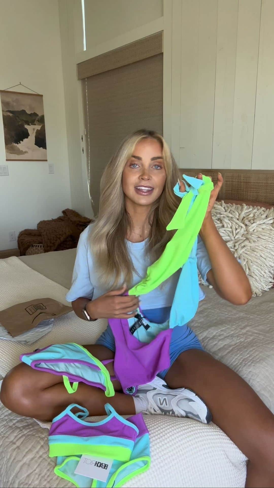 Cara Van Brocklinのインスタグラム：「I filmed this package haul at the beginning of last week and forgot to get it up for you guys, so a few of the pieces I’ve already been wearing as you can see! Let me know if you guys still like these and want more of them. Love you all and I hope you’re having a great start to your week! https://liketk.it/4fmyQ」