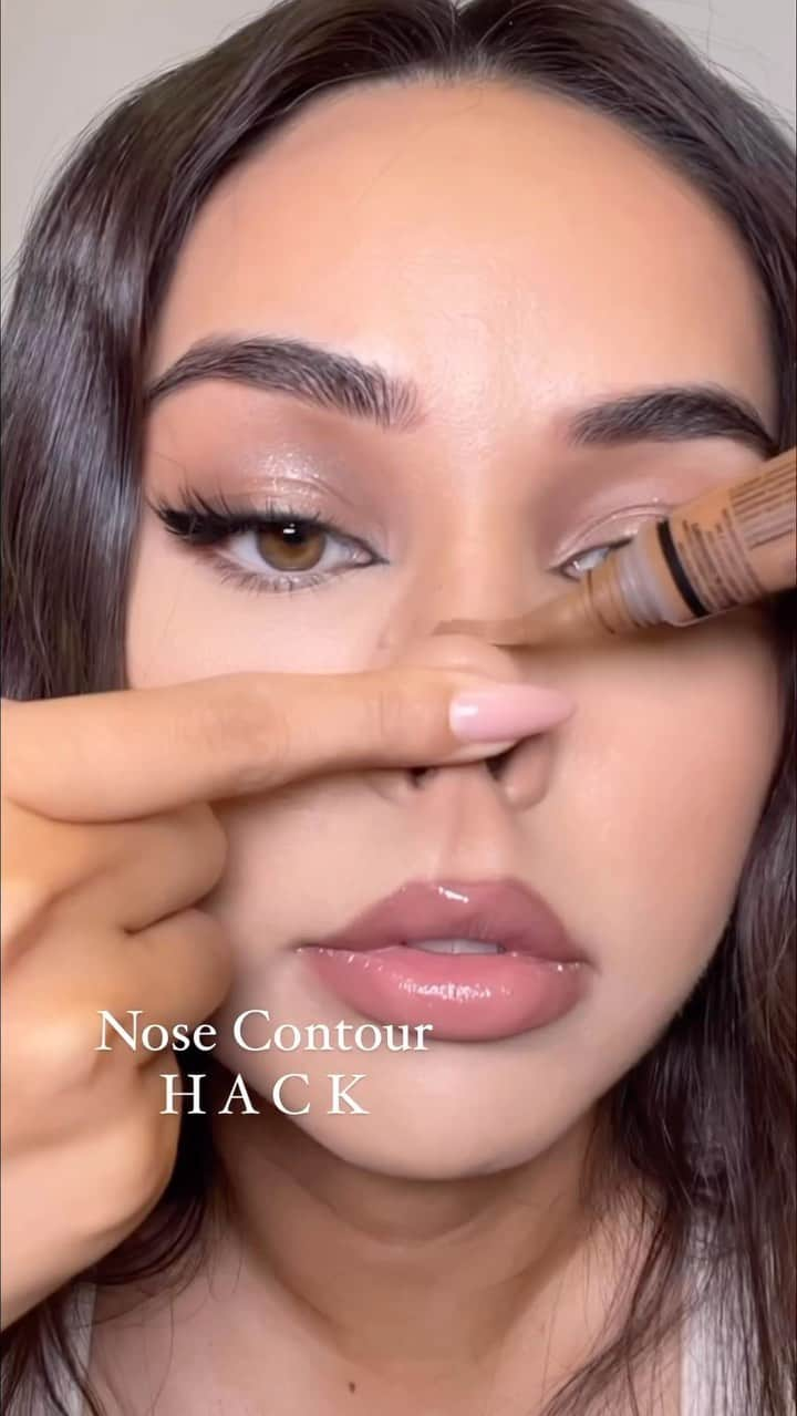 Makegirlzのインスタグラム：「شنو رايكم بهذي الحيلة لكونتور الأنف؟ 🤭  What do you think of this nose contour hack?🤭  Credits: @froartistry 😍  ‏‎#بوتيكات #Boutiqaat #الكويت #السعودية #الامارات #عمان #البحرين #قطر #العراق#hack #makeuphack #makeup #contour #blusher  ‏‎‏#makeupforever #maccosmetics  #mac #benefit  #benefitcosmetics」