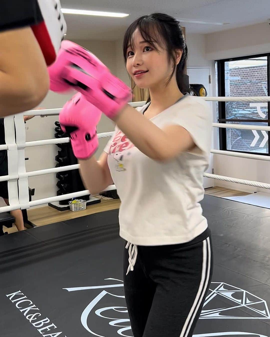 茜さやのインスタグラム：「もこちゃんとキックボクシングをはじめたからまた動画アップするね🥊🥊💕  #キックボクシング　#キックボクシング女子 #キックボクシングジム #キックボクシング初心者　#リアリゼ #キックボクシングダイエット #kickboxing #kickboxinggirl #kickboxingtraining #realiser」