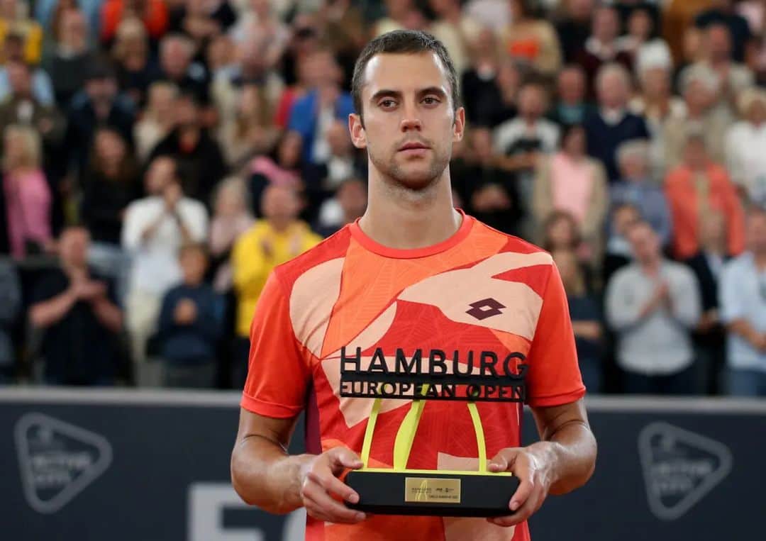 ラスロ・ジェレのインスタグラム：「Didn't finish the tournament how I would have liked, but regardless it was a good week after all. Happy that I was able to play in Hamburg since I like this tournament and have good memories from there. Thanks for all the support throughout the whole week, it means a lot. I hope to come back stronger next year.  Završetak nije bio takav kakvom sam se nadao, ali sve u svemu pozitivna nedelja. Volim turnir u Hamburgu, imam lepe uspomene sa ovog turnira i bilo mi je drago što sam igrao i ove godine u ovom gradu. Hvala na podršci koju sam dobijao cele nedelje, znači mi puno. Nadam se da ću se sledeće godine vratiti jači.  @levos81  @alan.barbe  @sale_jankovic74」