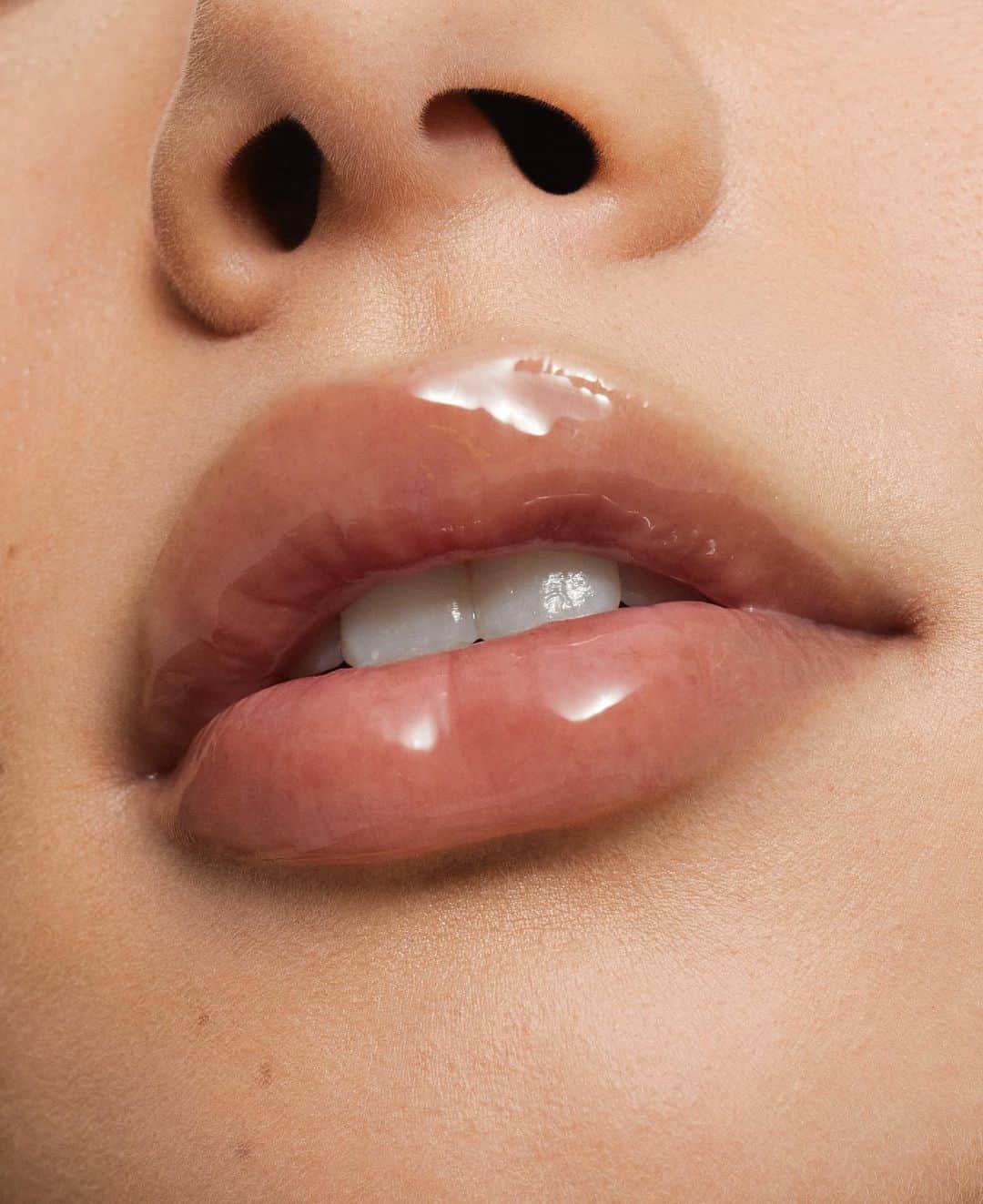 カイリー・ジェンナーさんのインスタグラム写真 - (カイリー・ジェンナーInstagram)「ask and you shall receive 🫶🏻 3 yummy new award winning GLOSS DRIP shades dropping August 8th 🤍 KylieCosmetics.com」8月1日 2時13分 - kyliejenner
