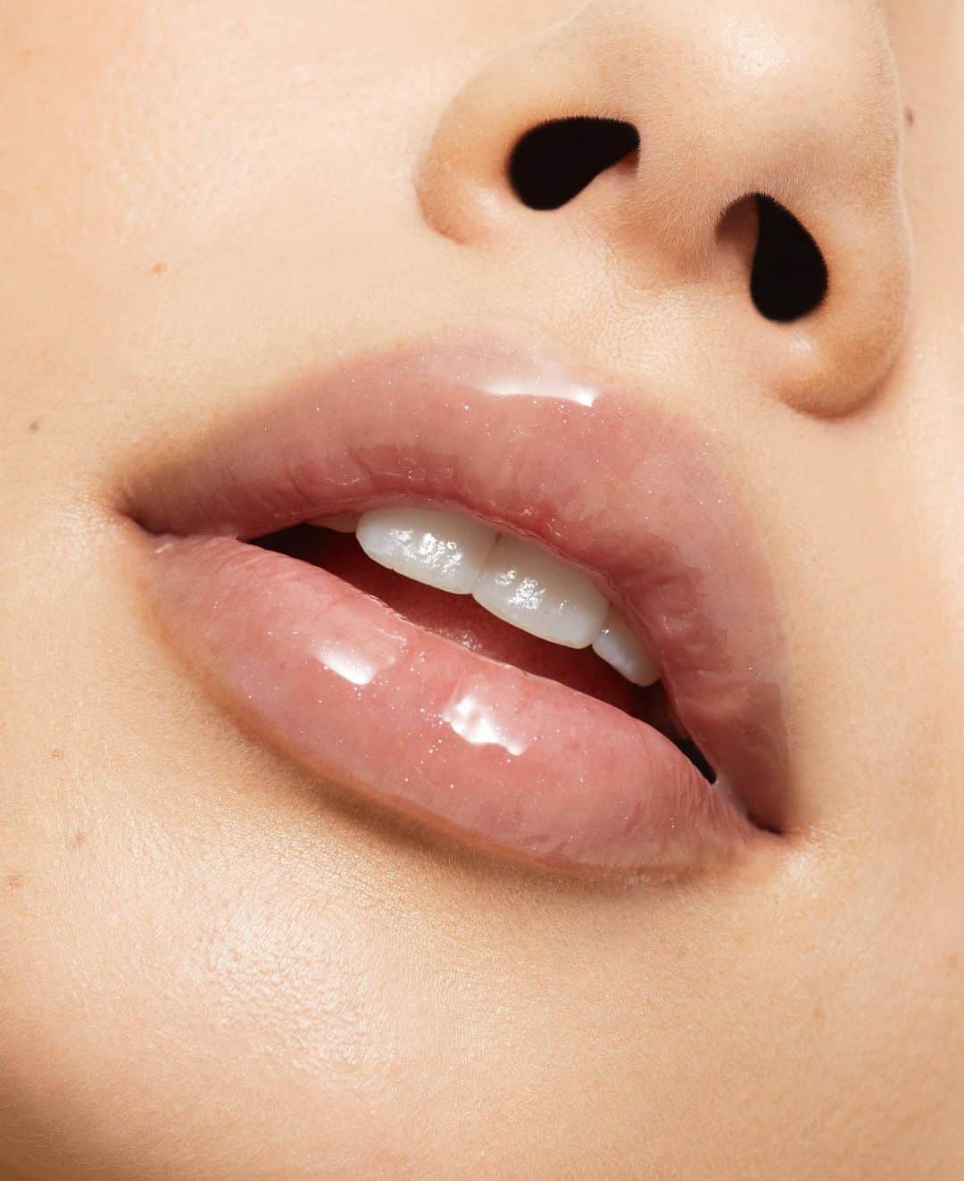 カイリー・ジェンナーさんのインスタグラム写真 - (カイリー・ジェンナーInstagram)「ask and you shall receive 🫶🏻 3 yummy new award winning GLOSS DRIP shades dropping August 8th 🤍 KylieCosmetics.com」8月1日 2時13分 - kyliejenner