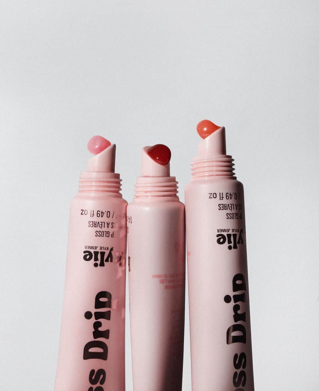 カイリー・ジェンナーさんのインスタグラム写真 - (カイリー・ジェンナーInstagram)「ask and you shall receive 🫶🏻 3 yummy new award winning GLOSS DRIP shades dropping August 8th 🤍 KylieCosmetics.com」8月1日 2時13分 - kyliejenner