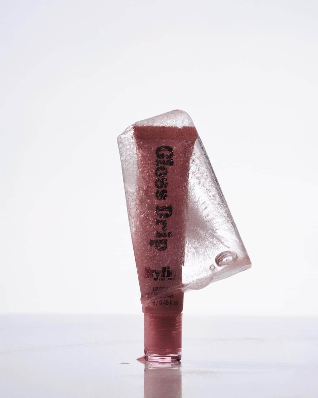 カイリー・ジェンナーさんのインスタグラム写真 - (カイリー・ジェンナーInstagram)「ask and you shall receive 🫶🏻 3 yummy new award winning GLOSS DRIP shades dropping August 8th 🤍 KylieCosmetics.com」8月1日 2時13分 - kyliejenner
