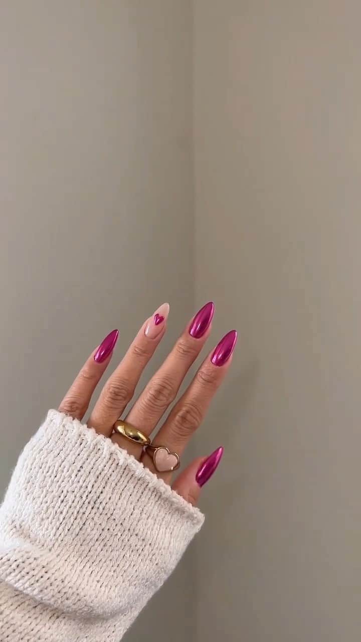 SHEINのインスタグラム：「Think pink, but make it chrome 💗🤩 Have you tried nail glitter to give your mani art the maximum pop? 💅✨ Which color would you try next? 👇 @vivianmariewong  #SHEINinspo」