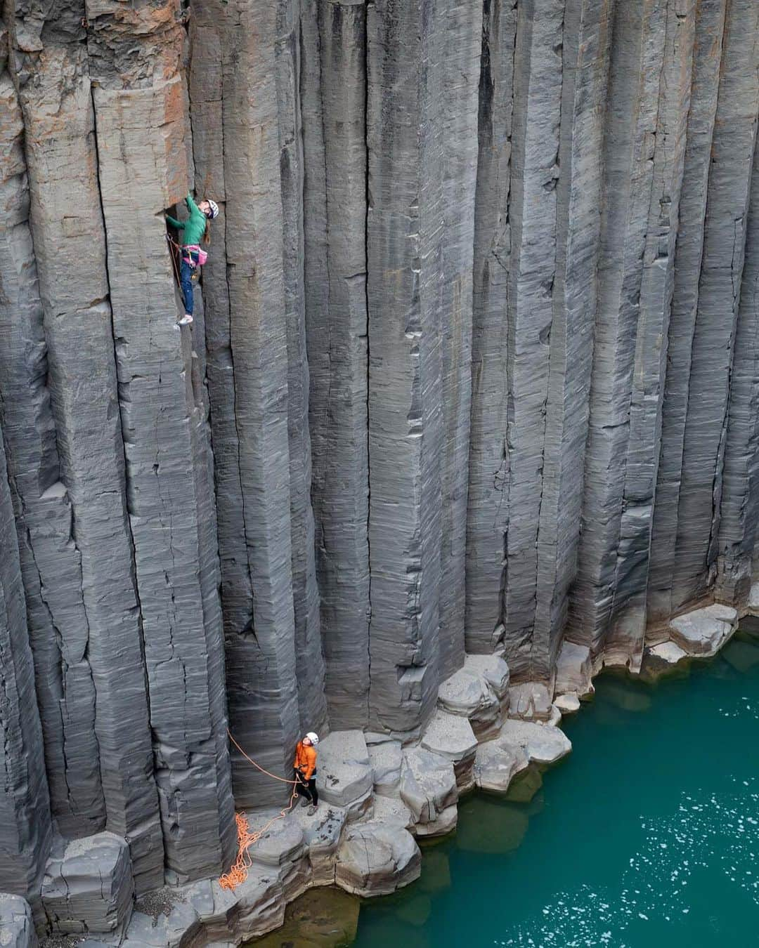 カタリーナ・ザーヴァインのインスタグラム：「It doesn’t get much better🤯🇮🇸❤️  Photo by @tobias_lanzanasto   @lasportivagram @petzl_official #iceland #climbing #tradclimbing #crackclimbing #klettern #island #climbing_worldwide」