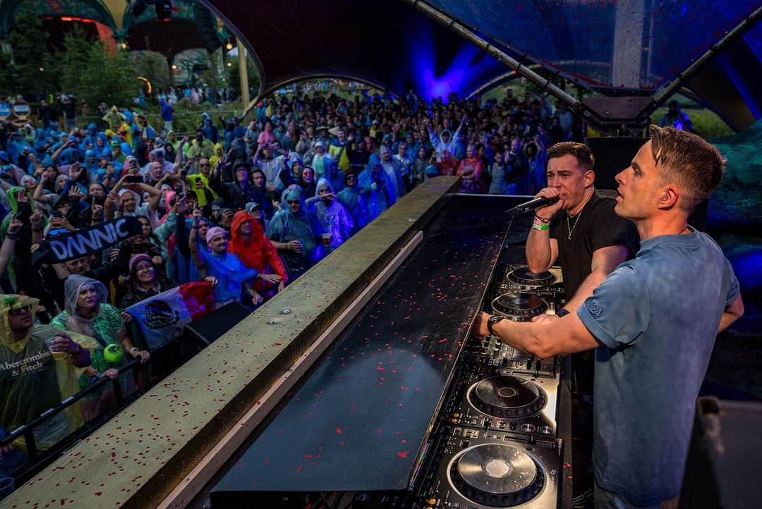 Dannicさんのインスタグラム写真 - (DannicInstagram)「What a night @tomorrowland 🔥🫶🏻 Thank you to everyone showing up in the pouring rain at the Rose Garden and big up to my brother @hardwell for closing my set for an epic surprise b2b❤️😱💥 more footage is coming soon!」8月1日 2時43分 - dannic