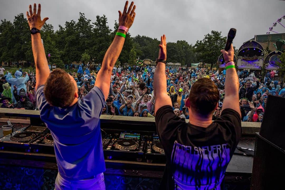 Dannicさんのインスタグラム写真 - (DannicInstagram)「What a night @tomorrowland 🔥🫶🏻 Thank you to everyone showing up in the pouring rain at the Rose Garden and big up to my brother @hardwell for closing my set for an epic surprise b2b❤️😱💥 more footage is coming soon!」8月1日 2時43分 - dannic