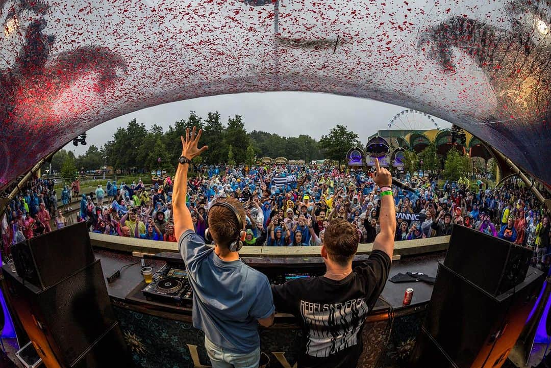 Dannicさんのインスタグラム写真 - (DannicInstagram)「What a night @tomorrowland 🔥🫶🏻 Thank you to everyone showing up in the pouring rain at the Rose Garden and big up to my brother @hardwell for closing my set for an epic surprise b2b❤️😱💥 more footage is coming soon!」8月1日 2時43分 - dannic