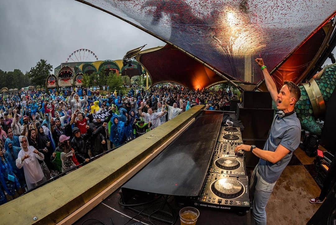 Dannicさんのインスタグラム写真 - (DannicInstagram)「What a night @tomorrowland 🔥🫶🏻 Thank you to everyone showing up in the pouring rain at the Rose Garden and big up to my brother @hardwell for closing my set for an epic surprise b2b❤️😱💥 more footage is coming soon!」8月1日 2時43分 - dannic