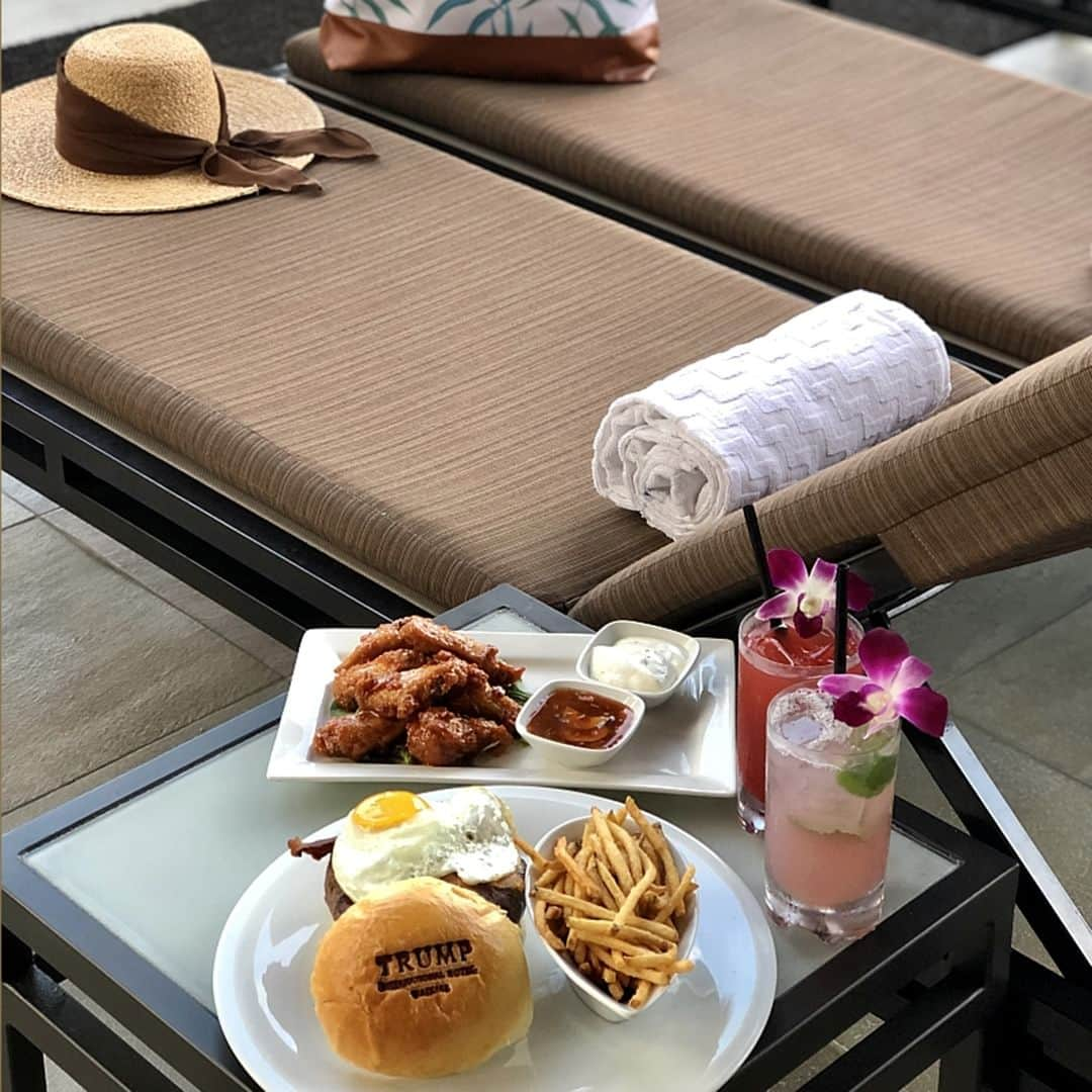 Trump Waikikiさんのインスタグラム写真 - (Trump WaikikiInstagram)「Poolside lunch is always fun for the entire family.  #TrumpWaikiki #TrumpWaikikiStyle」8月1日 2時52分 - trumpwaikiki