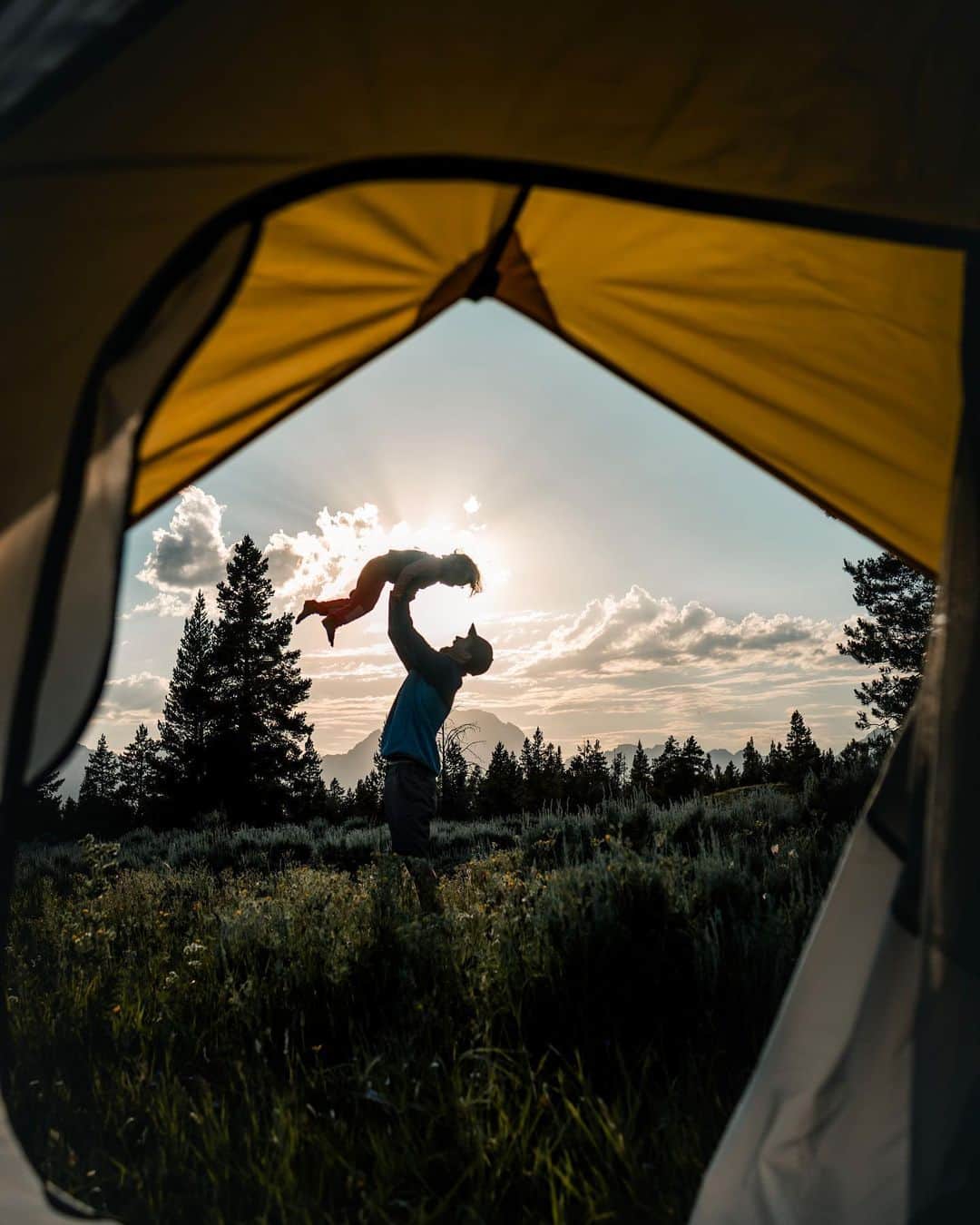 L.L.Beanさんのインスタグラム写真 - (L.L.BeanInstagram)「Sun, s'mores, fire and flowers. The perfect camping weekend. #BeanOutsider (📸: @roamwithbus)」8月1日 2時50分 - llbean