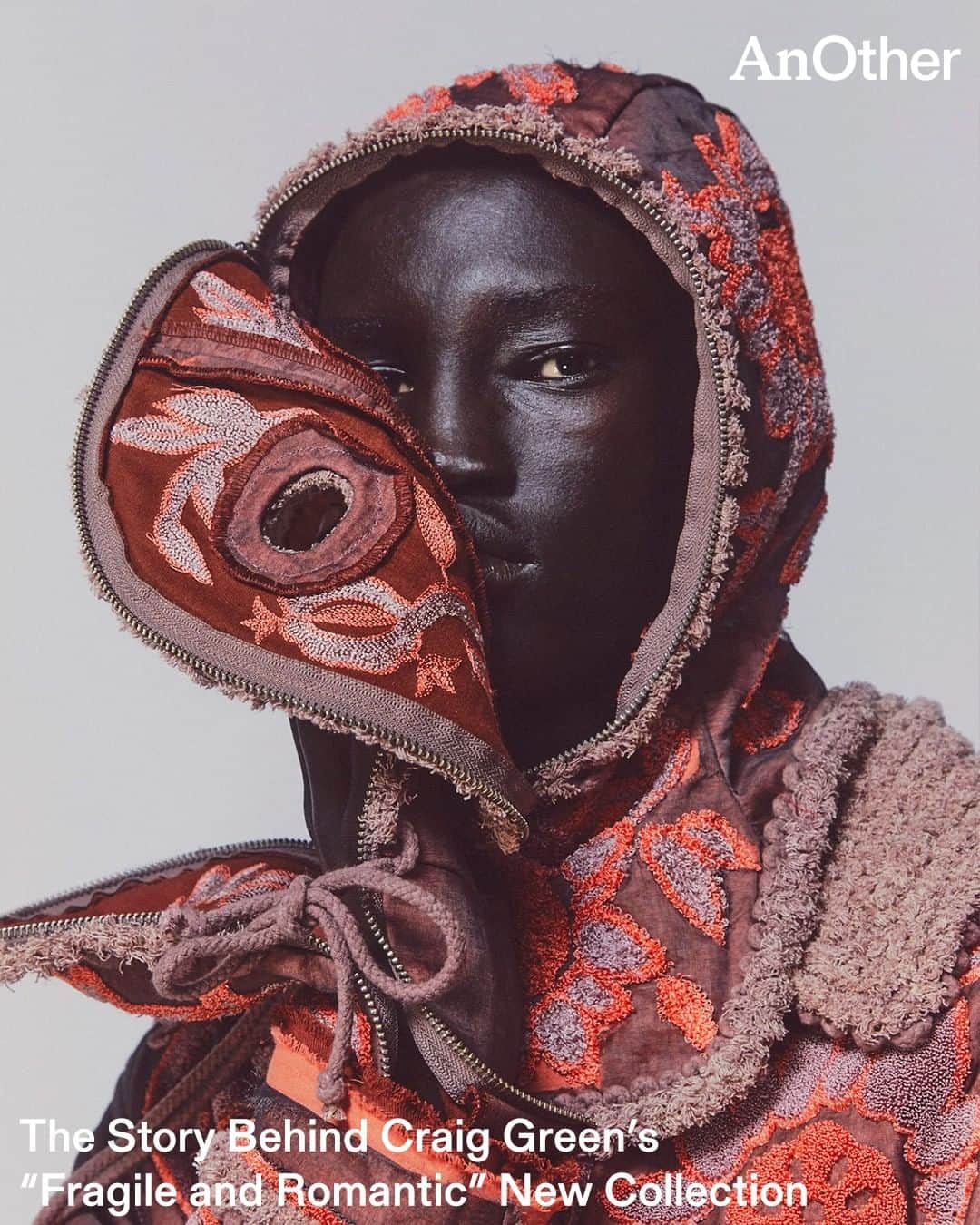 AnOther Magazineのインスタグラム：「As he celebrates ten years of his eponymous brand with a spectacular tapestry-filled collection, @craig__green talks about looking back in order to look forward 👁️  Dodging the weighty term of ‘anniversary’, this week sees @craig__green release a special collection marking the milestone of ten years 🎉  Combining Spring/Summer and Autumn/Winter to form “one main moment for the year”, the collection presents a series of rhyming twin looks which explore ideas of mirroring and reflection.   Dummies, dolls and puppets – uncanny objects which reflect our humanity back to us – are referenced throughout, finding their starting point in imagery of wadded figures used to practice wrestling.  “For this collection we wanted to work with people that we’d worked with at the very beginning of the brand. My godfather is an upholsterer who taught me how to sew before I went to Central Saint Martins,” @craig__green tells AnOther.   "He helped me during my MA to do some last-minute construction and he made these padded figures, it was nice to work with him on something again.”  See more through the link in bio 📲⁠   📸 @craig__green」