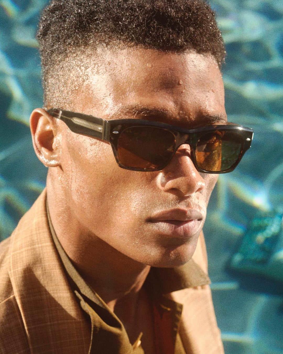 オリバーピープルズのインスタグラム：「Poolside manners with Kasdan. A favorite from the 1960s category, Kasdan offers a bold look with custom details.   Photo: @tomcraig」