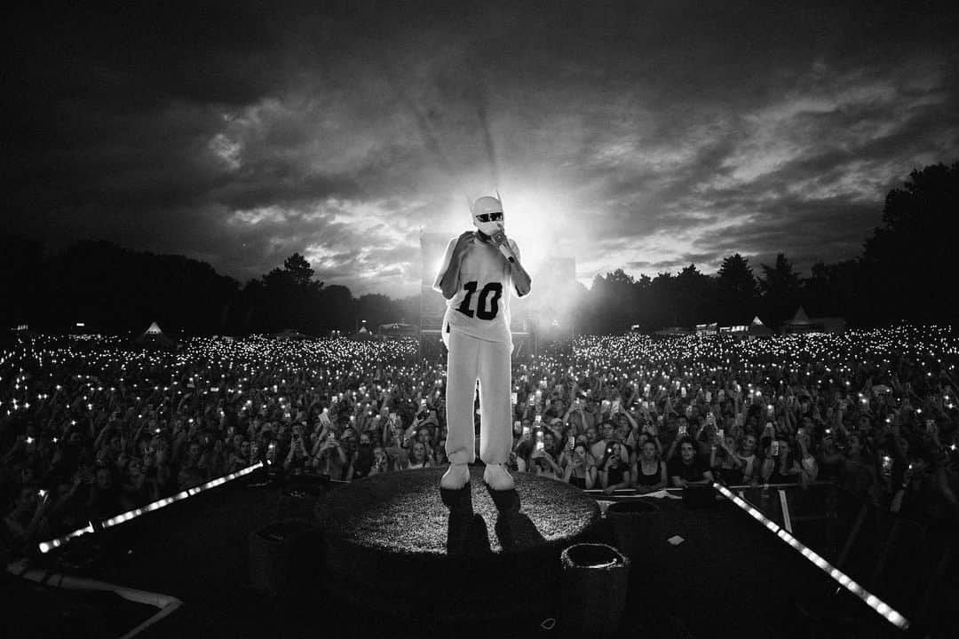 CROのインスタグラム：「-> DORTMUND, WHAT A NIGHT! 🙏🏾💛 WER WAR DABEI?! #1111openairtour   ⚡️ @maxhartmannphoto」